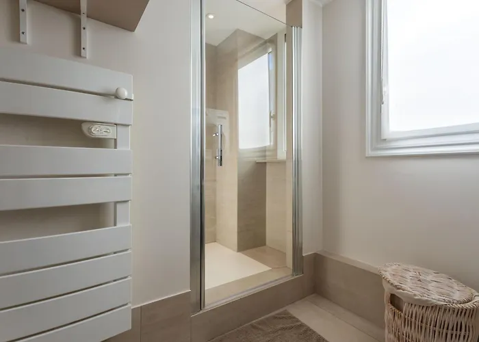 Moderne St Tropez Apartment *