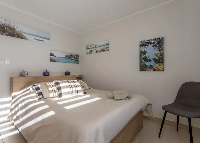 Moderne St Tropez Apartment *