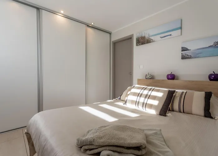 Moderne St Tropez Apartment *